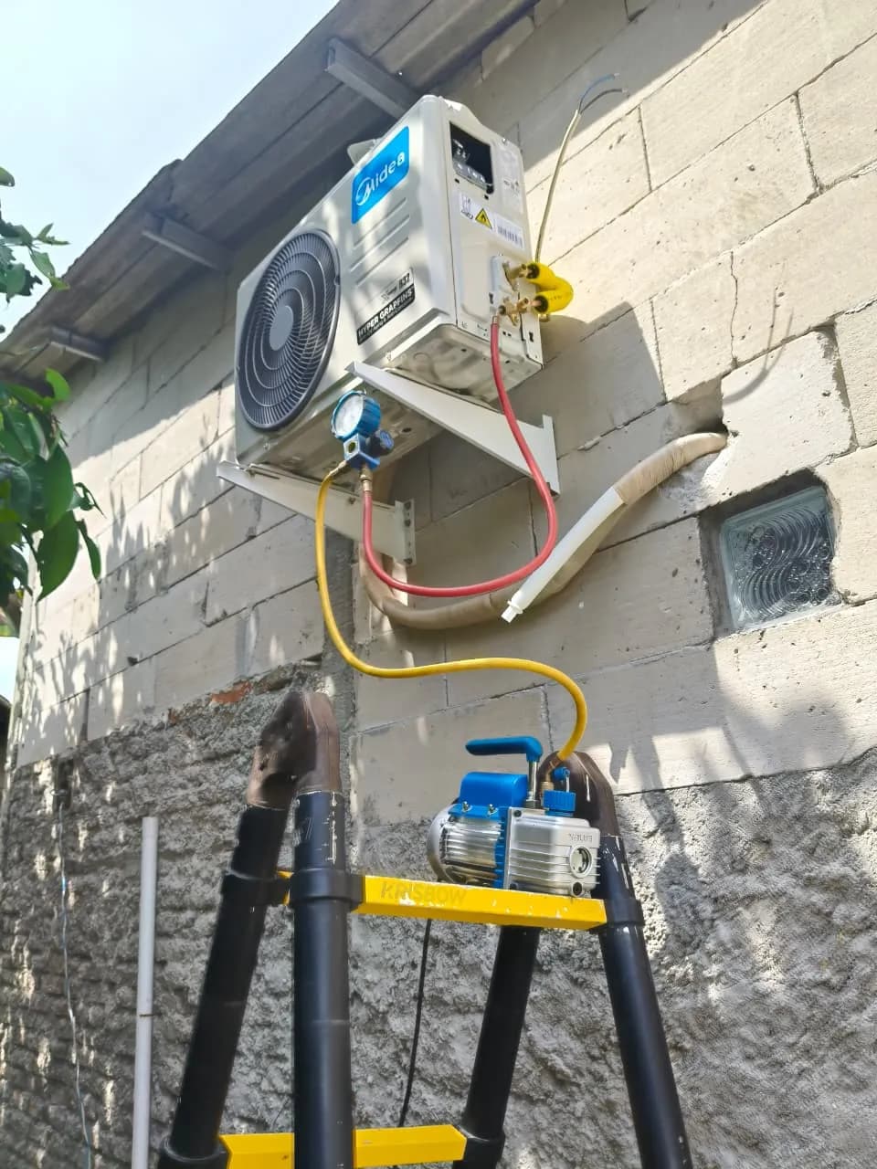 Instalasi AC Split di Rumah Tinggal